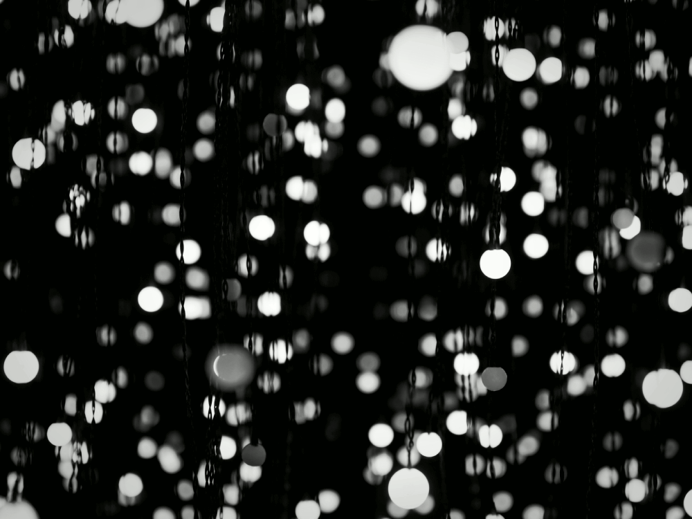 Animación de la obra “Exploded Views” de Jim Campbell, un cubo de bombillas LED que parpadean formando siluetas humanas en movimiento.