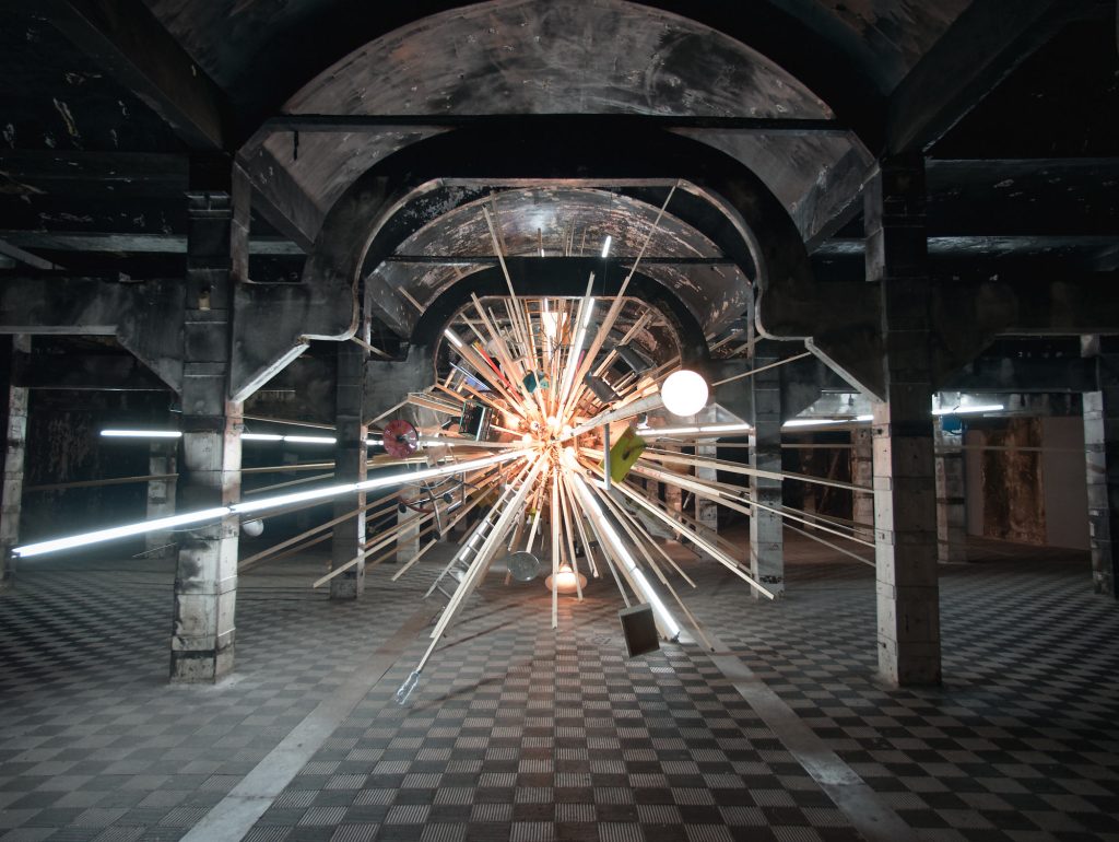 Vista general de la instalación de arte contemporáneo CYGNUS X-1 de Björn Dahlem en Matadero Madrid, fotografiada por Luis Miguel Fernández.
