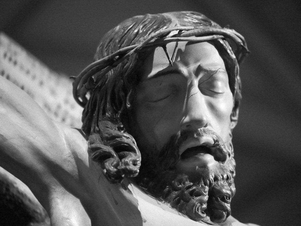 Detalle del rostro del Cristo Crucificado de La Lanzada de Ramón Álvarez Prieto en la exposición Espejo del alma, Palacio de la Encarnación, Zamora. Fotografía de Luis Miguel Fernández.