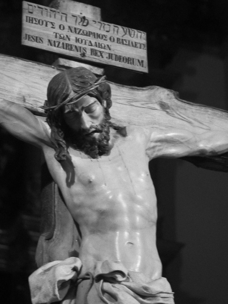 Cristo Crucificado de La Lanzada del imaginero zamorano Ramón Álvarez en la exposición Espejo del alma, Palacio de la Encarnación, Zamora. Fotografía de Luis Miguel Fernández.