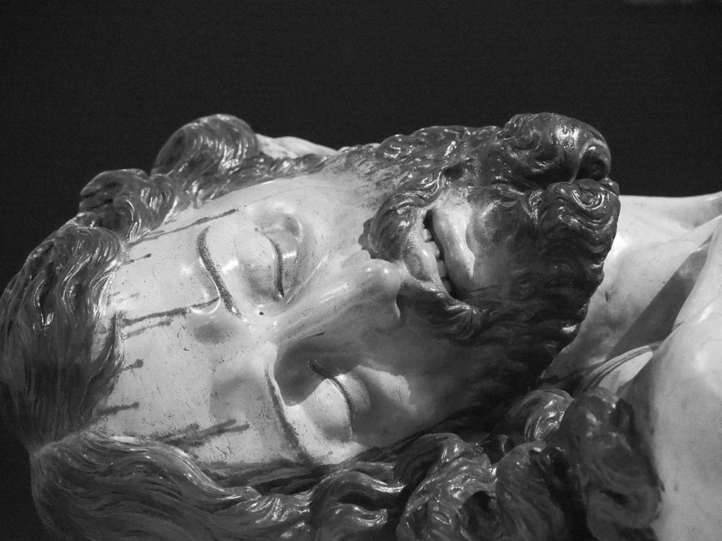 Jesús Yacente de Ramón Álvarez Prieto en la exposición Espejo del alma, Palacio de la Encarnación, Zamora. Fotografía de Luis Miguel Fernández.