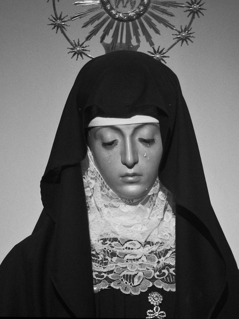 Detalle del rostro de la Virgen de la Soledad de Ramón Álvarez Prieto en Espejo del alma, exposición en Zamora. Fotografía de Luis Miguel Fernández.