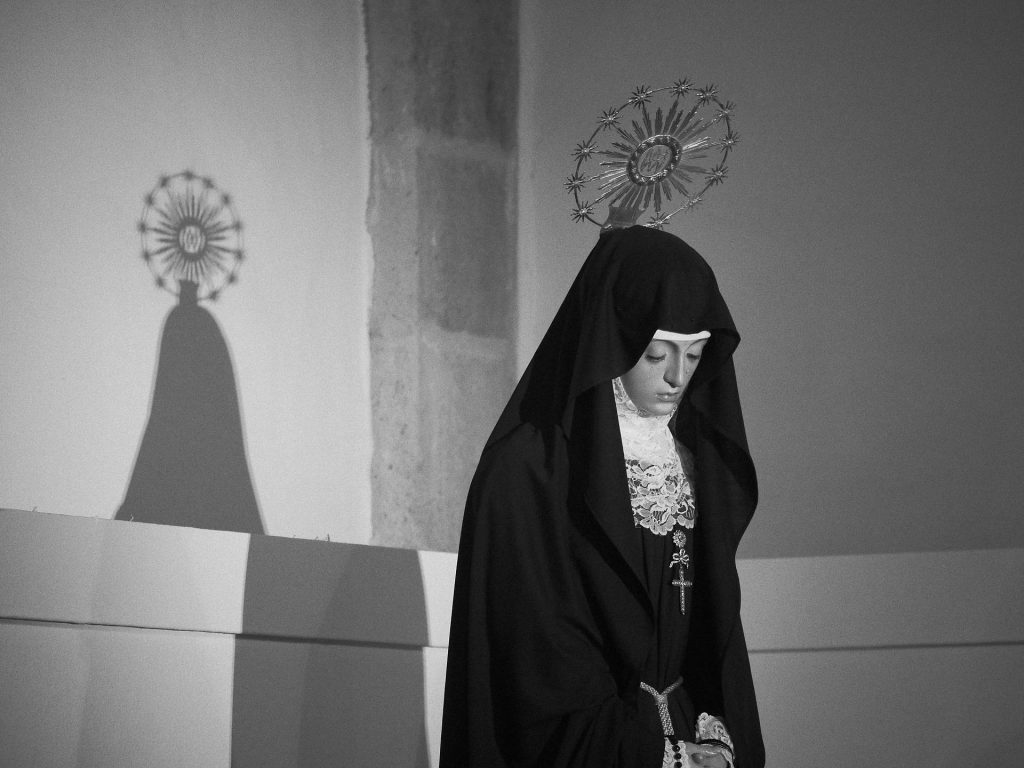Virgen de la Soledad de Ramón Álvarez en la exposición Espejo del alma, Palacio de la Encarnación, Zamora. Fotografía de Luis Miguel Fernández.