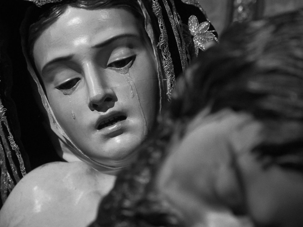 Virgen de las Angustias del imaginero zamorano Ramón Álvarez en la exposición Espejo del alma, Palacio de la Encarnación, Zamora. Fotografía de Luis Miguel Fernández.
